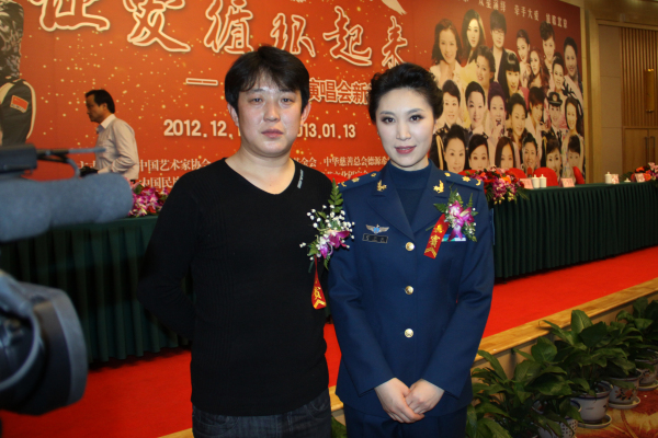 与青年歌唱家伊泓远