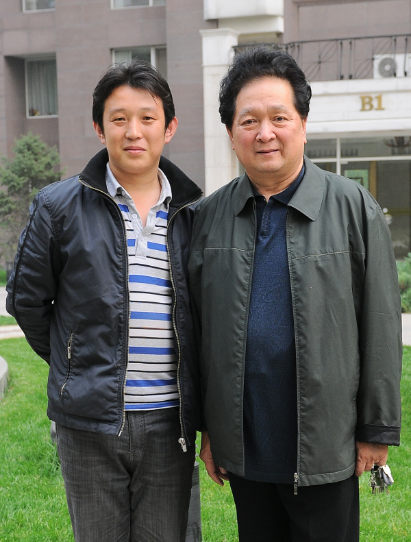 与煤矿文工团团长瞿弦和