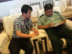 与毛主席嫡孙毛新宇在一起亲切交谈