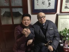 与中国著名朗诵家殷之光留影