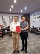与李光曦老师在书画工作室并赠送书法作品集