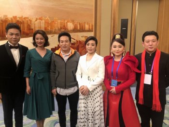与中央电视台著名主持人刘芳菲、著名歌唱家李丹阳、冯晓泉、曾格格、佟铁鑫