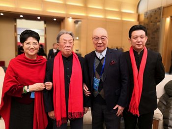与原文化部部长王蒙、中国著名表演艺术家刘秉义老师，中国著名歌唱家耿莲凤
