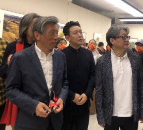 与中国美术家协会主席范迪安参观画展